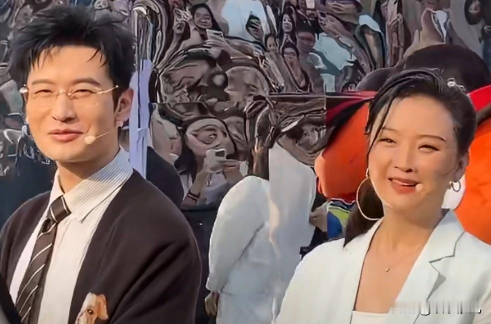 黄晓明王艳罕见同框，萧剑晴儿再聚首！


黄晓明与王艳在青岛线下活动中惊喜同框，