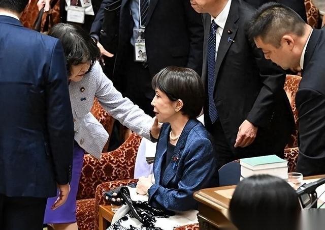 谁能想到，手握352个席位、本该意气风发的高市早苗，在众议院竟然连站都站不起来了