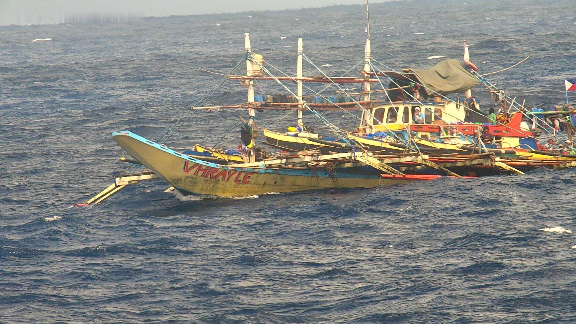 新华社：上周六（21日），数艘菲律宾船只非法聚集并进入黄岩岛附近中国领海，中国海