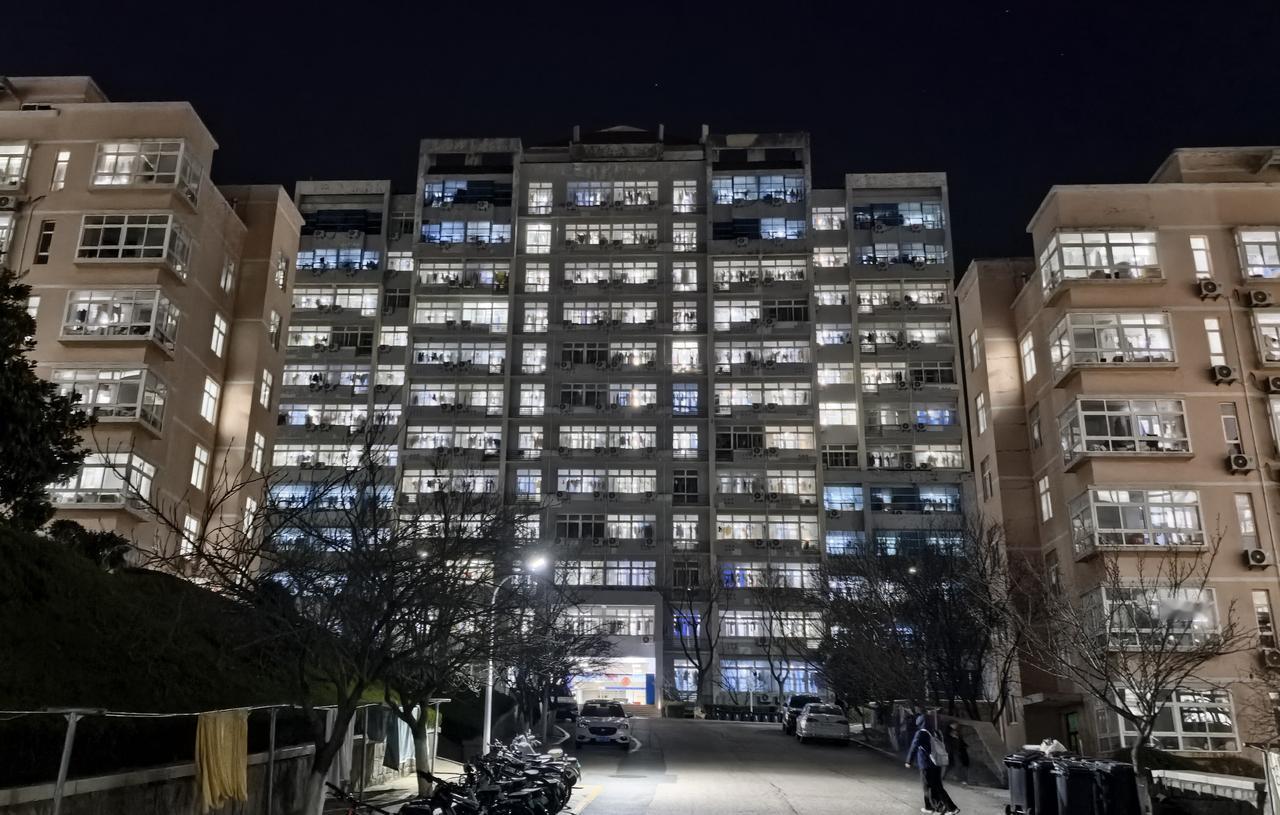 美国这些年净搞黑色幽默：
炸死了伊朗最高领袖哈梅内伊，最后哈梅内伊又上台了。
在