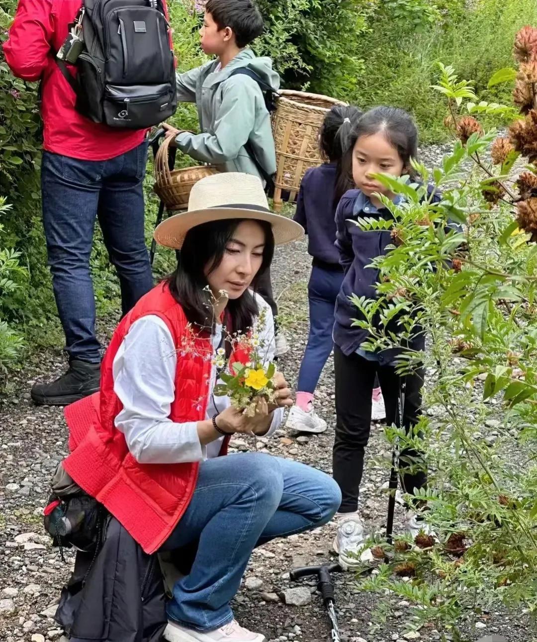 郭晶晶引领女儿深入了解大自然，太过真实接地气！二女儿隔代遗传到港姐奶奶的绝世美貌