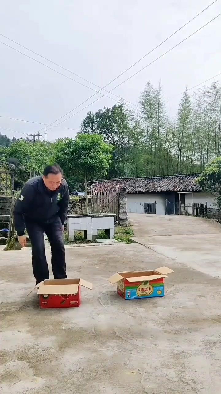 跳入男，出水女？难以置信！刚才还在泳池里的明明是个壮汉，怎么一转身从另一边出来就