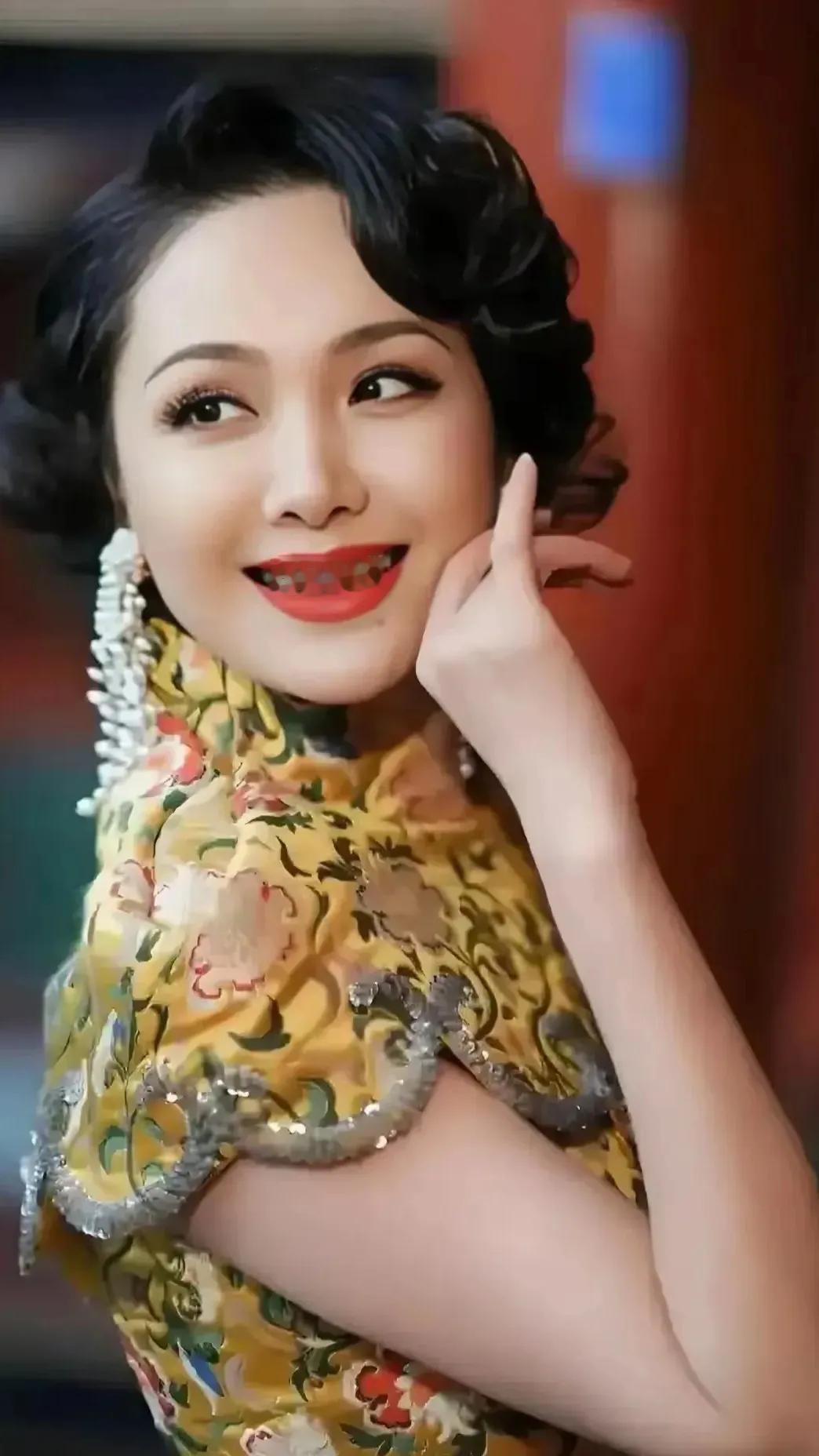 程莉莎，这女演员好漂亮！这会说话的眼睛，这兰花指，好有女人味呀！她不太出名，她老