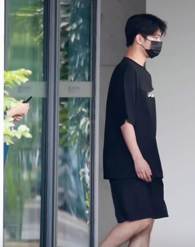 杨洋的脖子让人感觉他不到一米八[疑问] ​​​