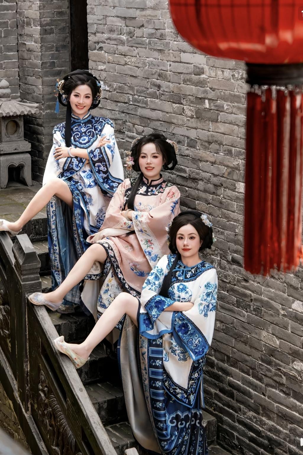 晋商这三个大小姐怎么个个都这么没有教养？像是从八大胡同出来的。[大笑][大笑][
