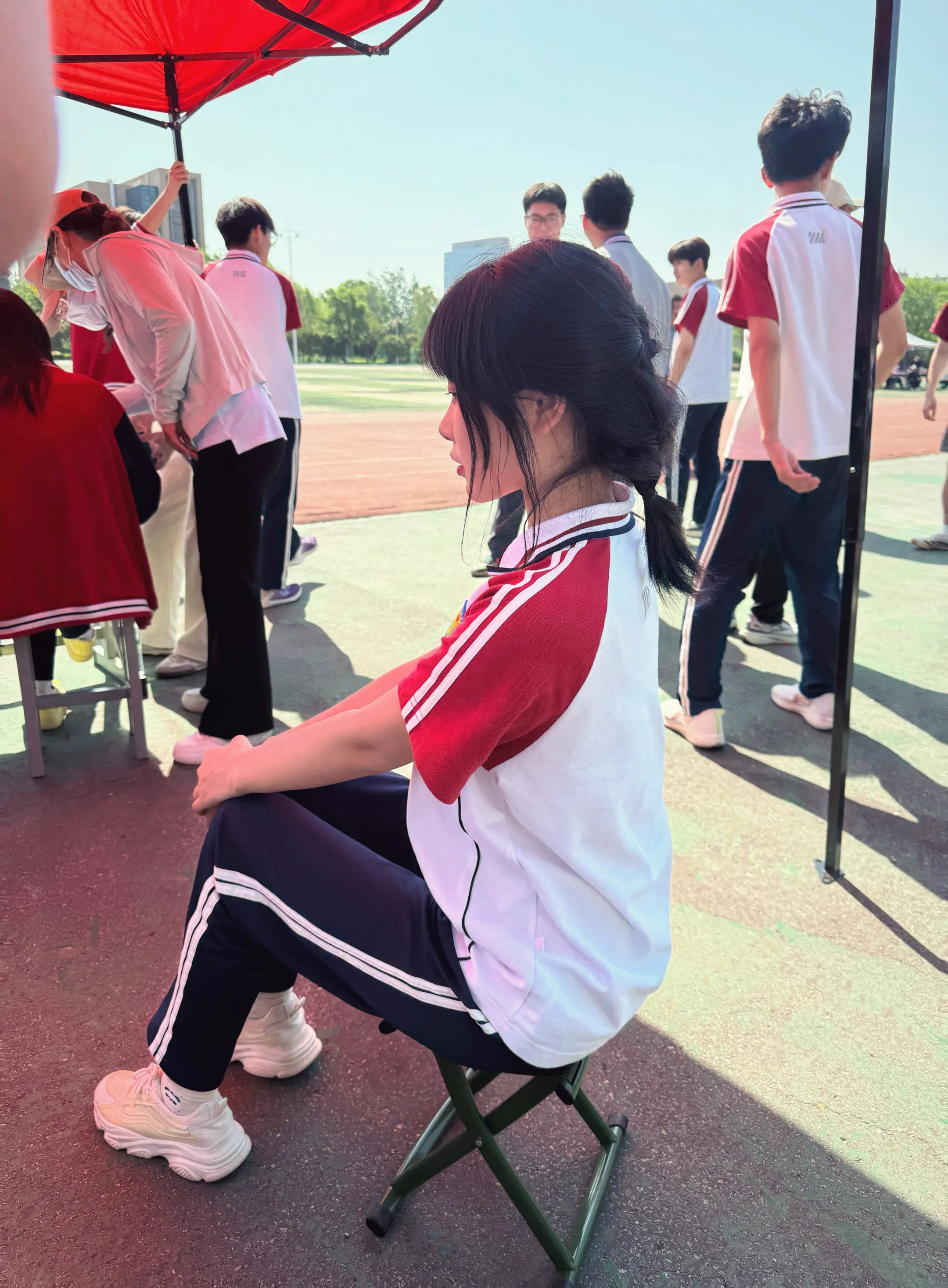 我们不停翻弄的记忆 却再也回不到那时的自己