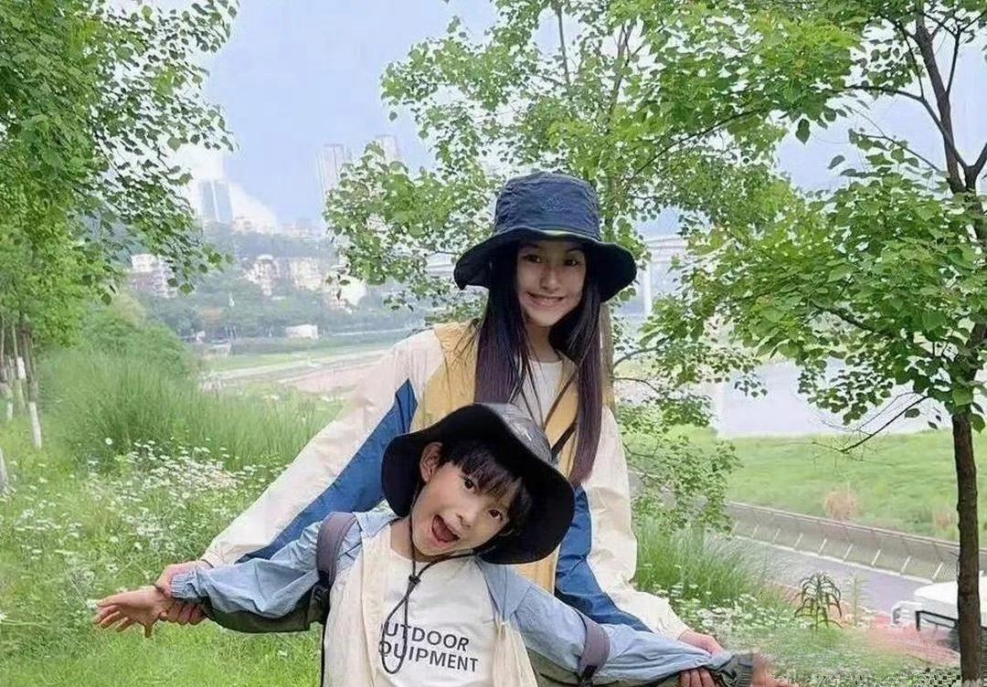 周杰伦和昆凌的俩孩子罕见露面啦！大女儿海瑟薇就像小昆凌，儿子罗密欧脸型像妈，眉眼
