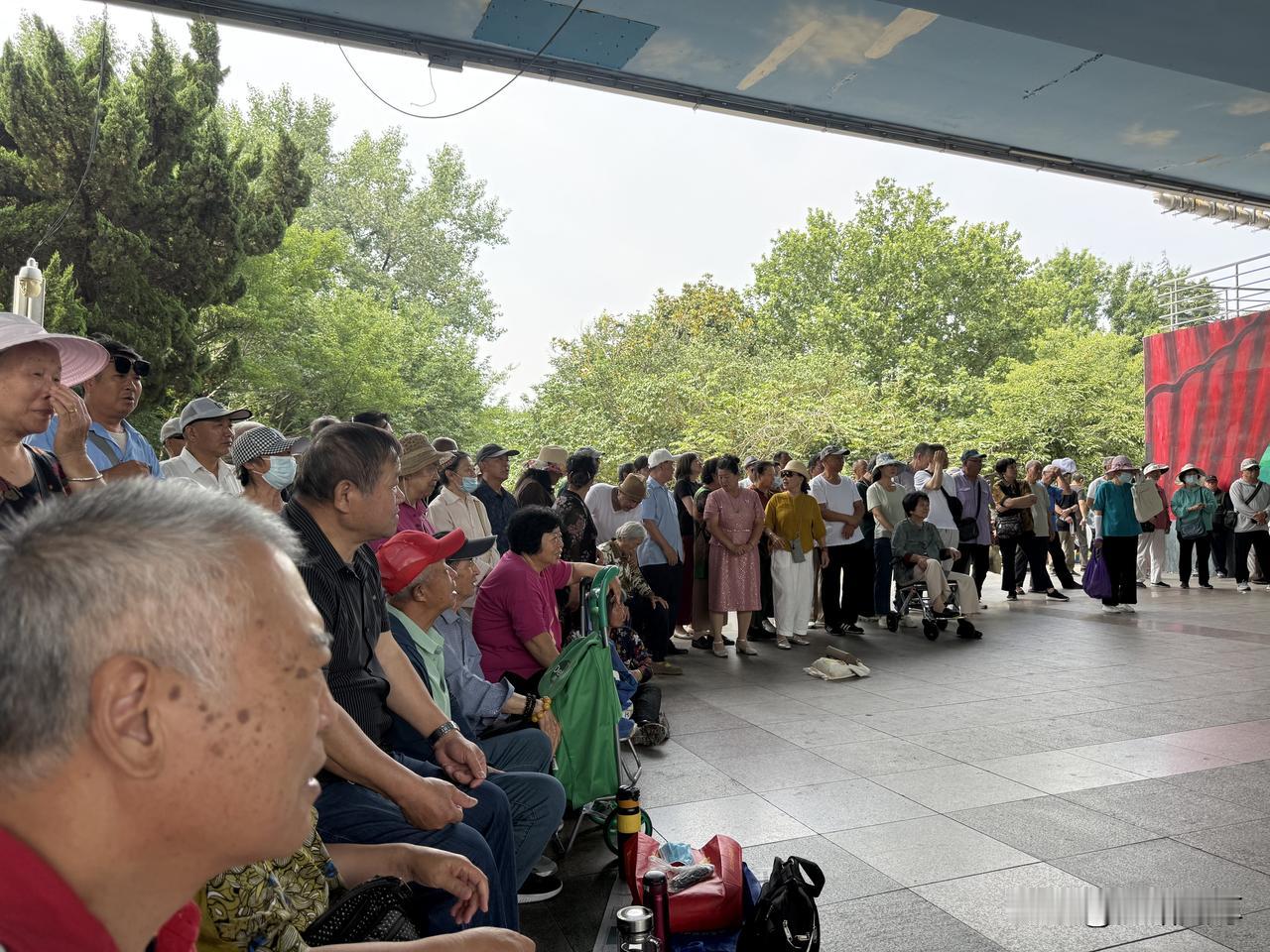 退休生活分享昨天是周四，盼望已久的演出终于等到来了，我提前20多分钟就到了还是没