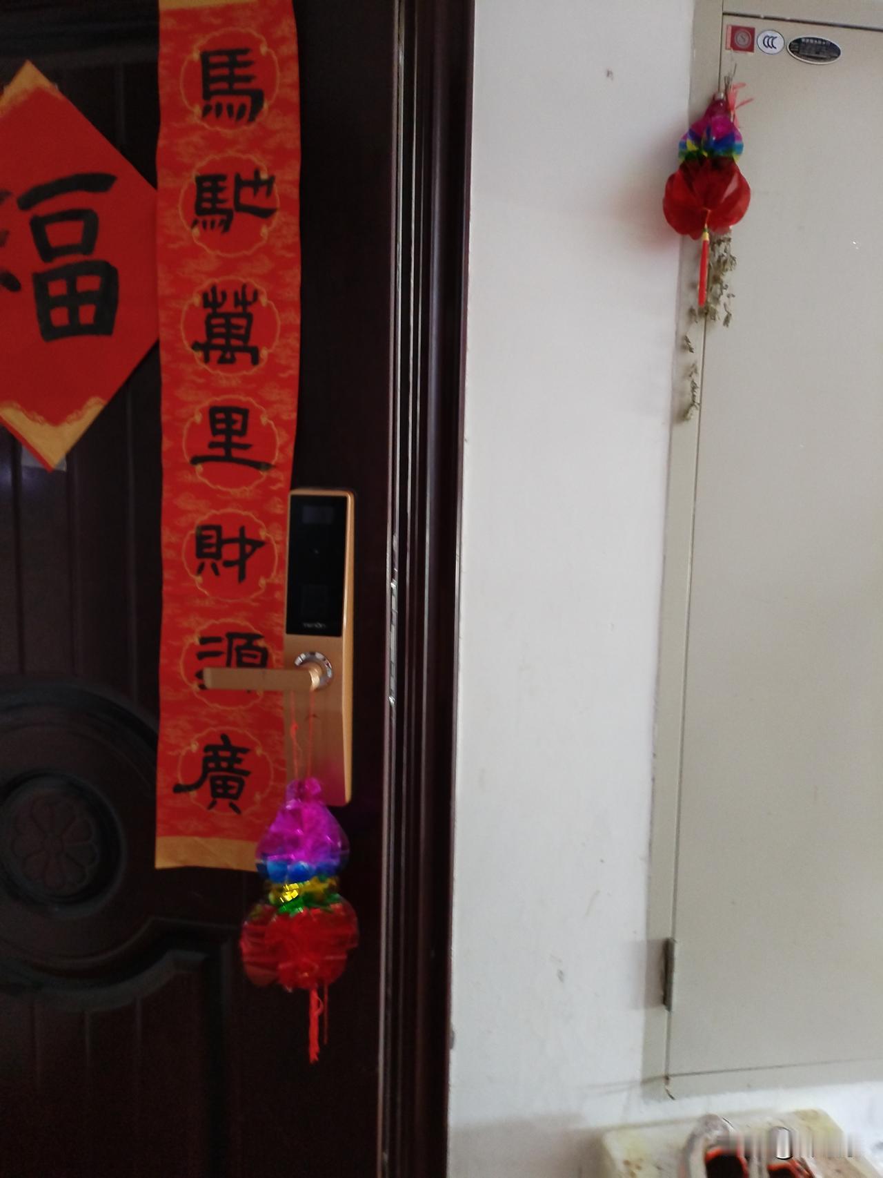 我们家过端午节，分好几种情况。
   我们家人口比较多。老年人起得早，三点钟就爬