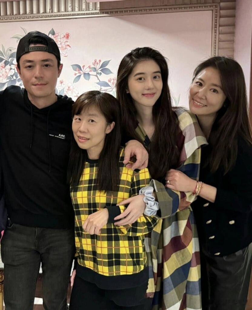 霍建华李凯馨贴脸合照：明星友谊or炒作争议。 ​​​