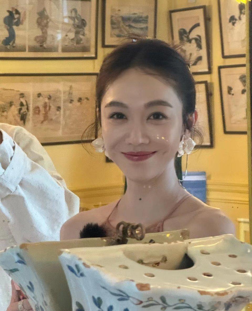 姜妍真的长了一张容易让人心生好感的脸，漂亮，温柔，但是又很有亲切感 ​​​