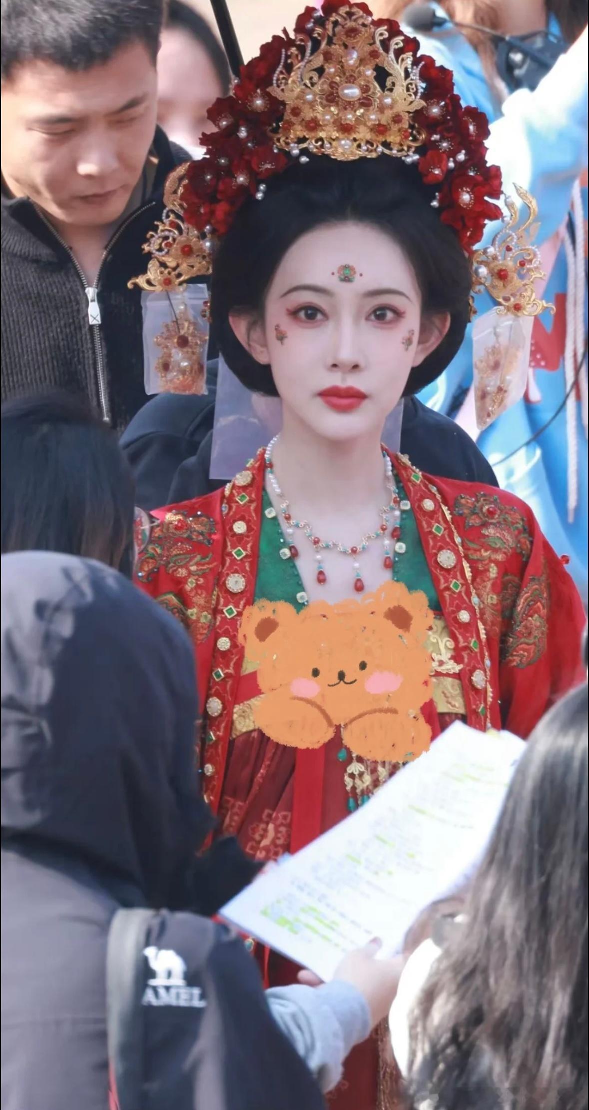 华贵唐风造型出圈！红金主调 + 多层织金刺绣，凤凰牡丹纹样 + 鎏金凤冠，气场全