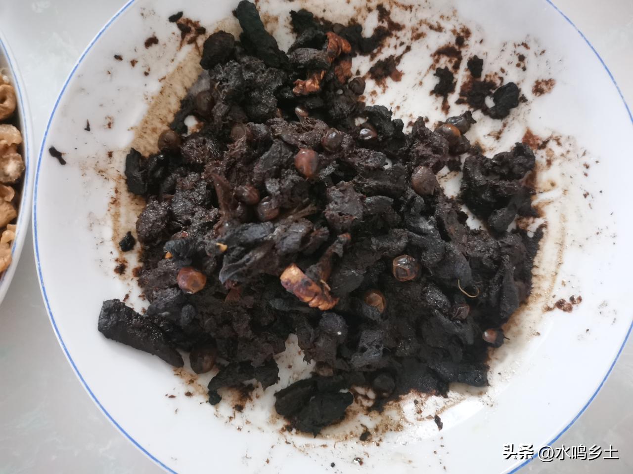 用萝卜，小火慢慢炖，最后收汁，放罐子储存，看起来黑不溜秋的，不过这也是每天早上早