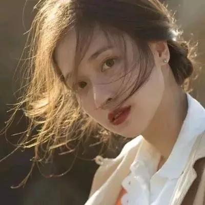 阳光下的温柔少女，微风轻拂，自然美态尽显