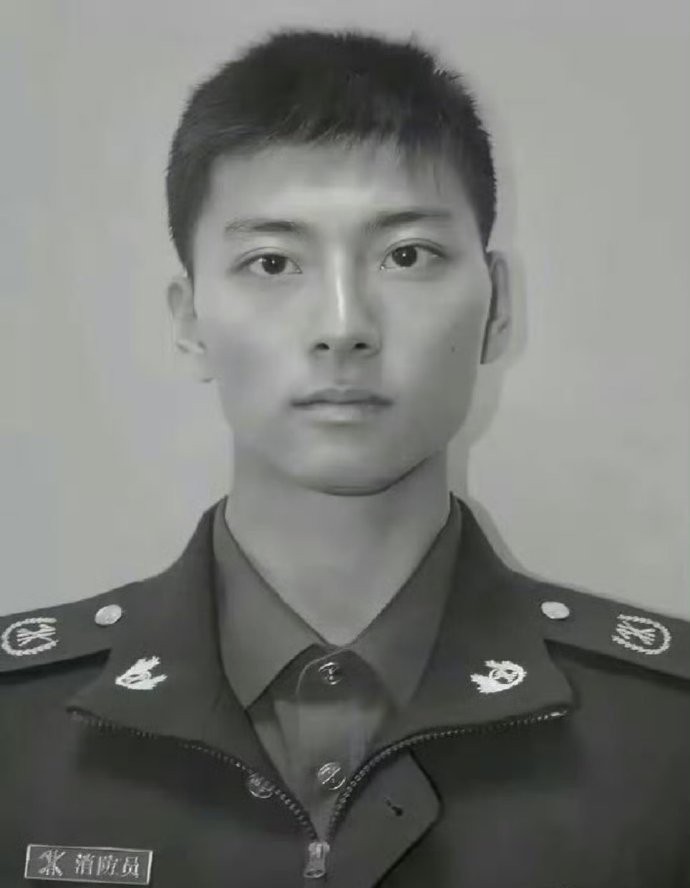 向救火英雄汤伟佳致敬！他在一次灭火行动中，为了救被困群众壮烈牺牲！🙏 