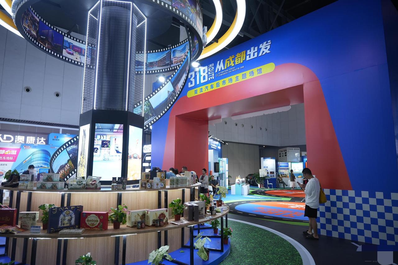 2026成都车展显眼包：车能浮水、展馆里圆梦318，逛展像逛游乐场。

以前逛车