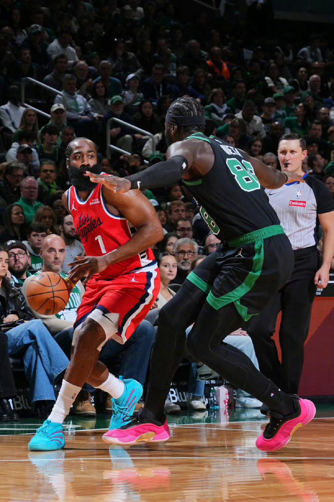 📊最近4场比赛，哈登场均出战39.3分钟，得到34分9.8篮板8.8助攻，投篮