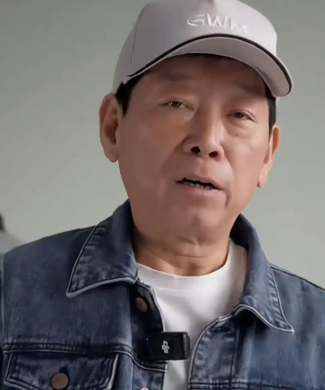 魏建军喊话全红婵来保定学车，说世界冠军该被好好宠。

我刷到视频时刚下班，地铁里