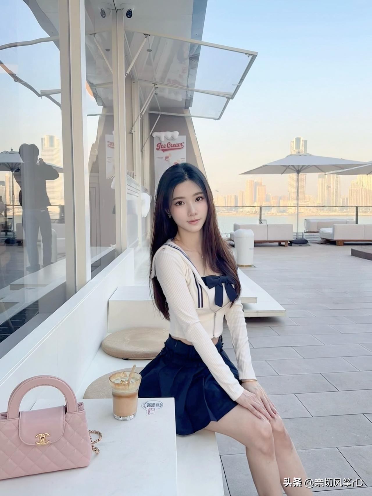 咖啡馆的悠闲时光，甜美少女心爆棚！💕分享美女穿搭服饰 什么样子的女人才是最美的