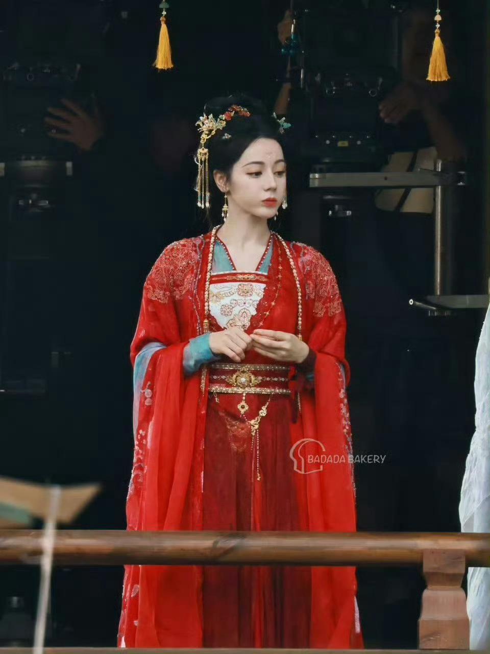 我会直接吻上穿红衣的迪丽热巴[亲亲] ​​​