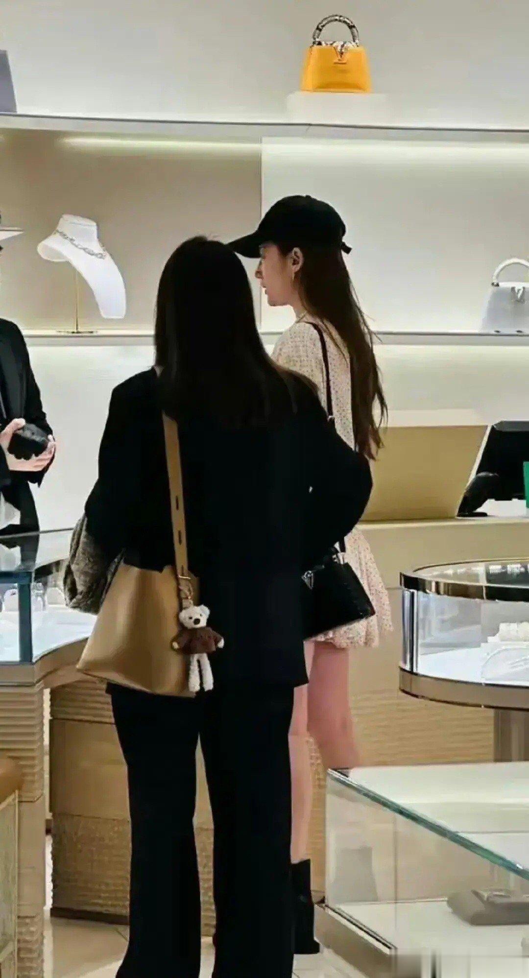 #刘亦菲去迪拜了#刘亦菲真的美的好出众，眼里只看到她一个人 ，有网友在迪拜偶遇刘