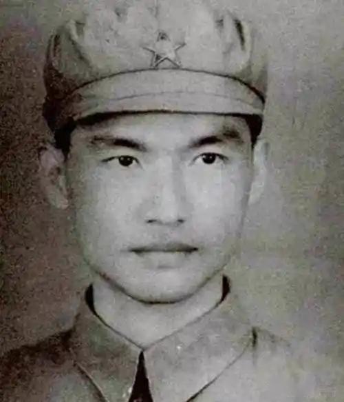 [太阳]1947年，国军少校被俘，连长正要审问，他却摇头表示：同志，你级别太低，