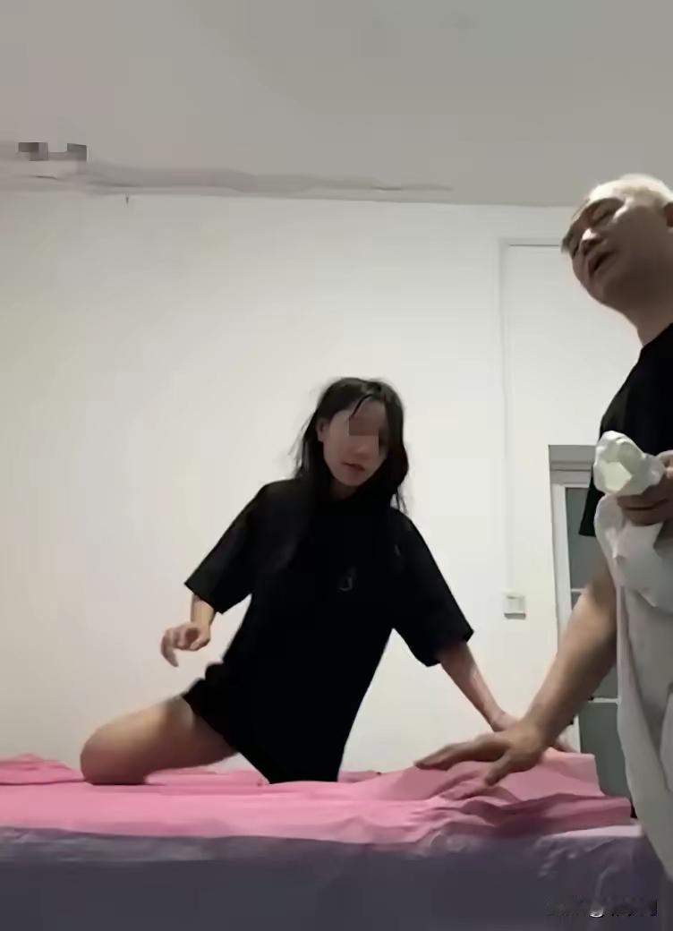 近日，一段5分钟炸裂视频全网疯传！20岁女生带着全套拍摄设备直奔盲人按摩店，进门