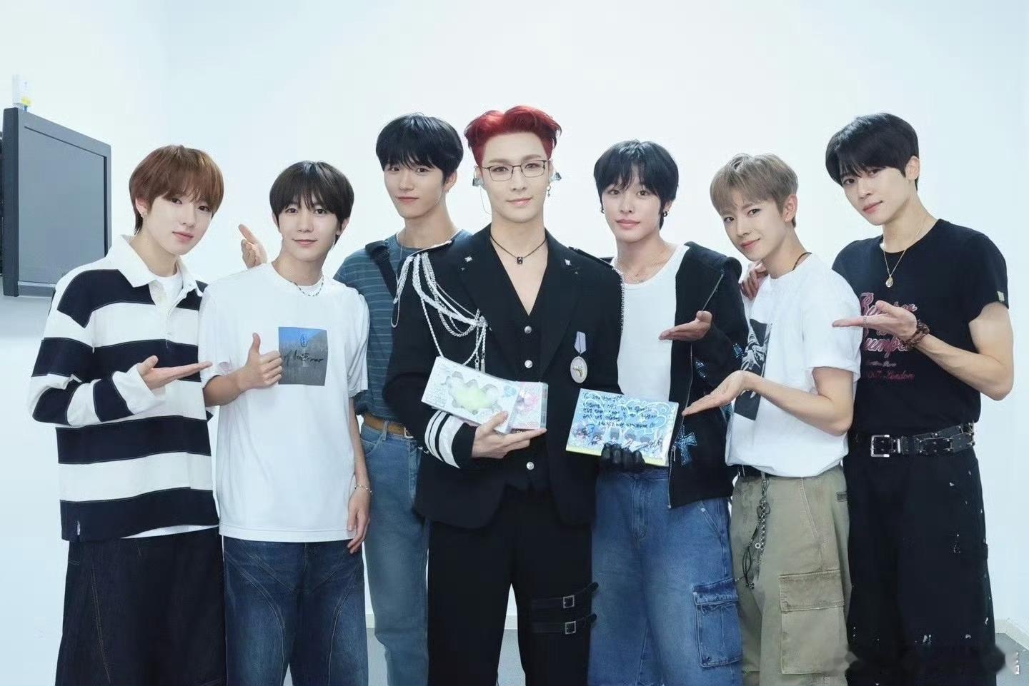 张艺兴NCTWISH后台合照张艺兴NCTWISH后台合影张艺兴NCTWISH后台