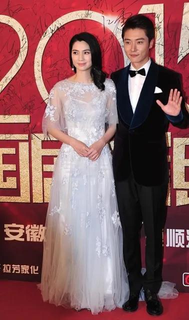 就是有点儿好奇
娱乐圈离婚的咋这么多了？
洪    欣[伤心]张丹峰:
赵丽颖[