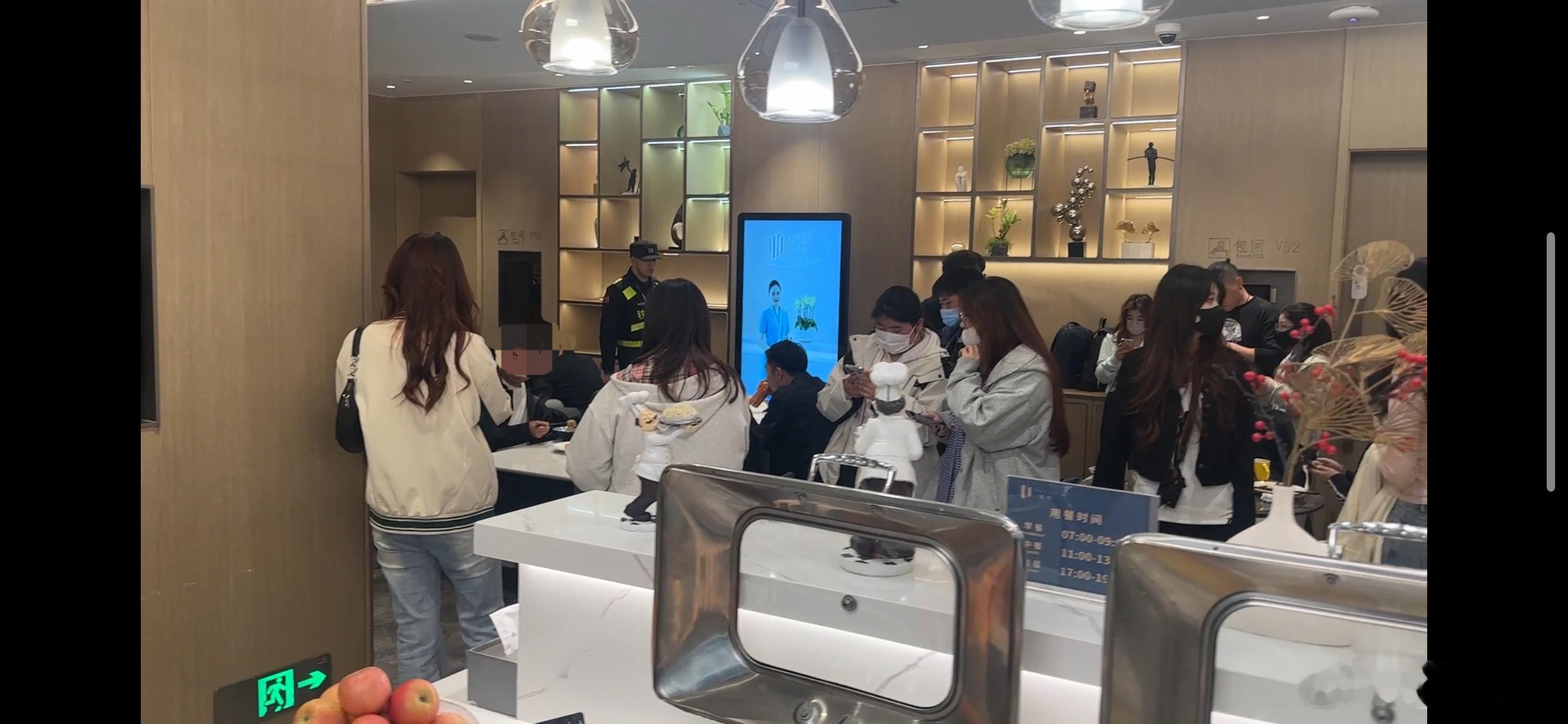 第一次近距离感受到了“艺人身份赋能营销师”的威力，我正休息室坐着写微博呢，突然涌