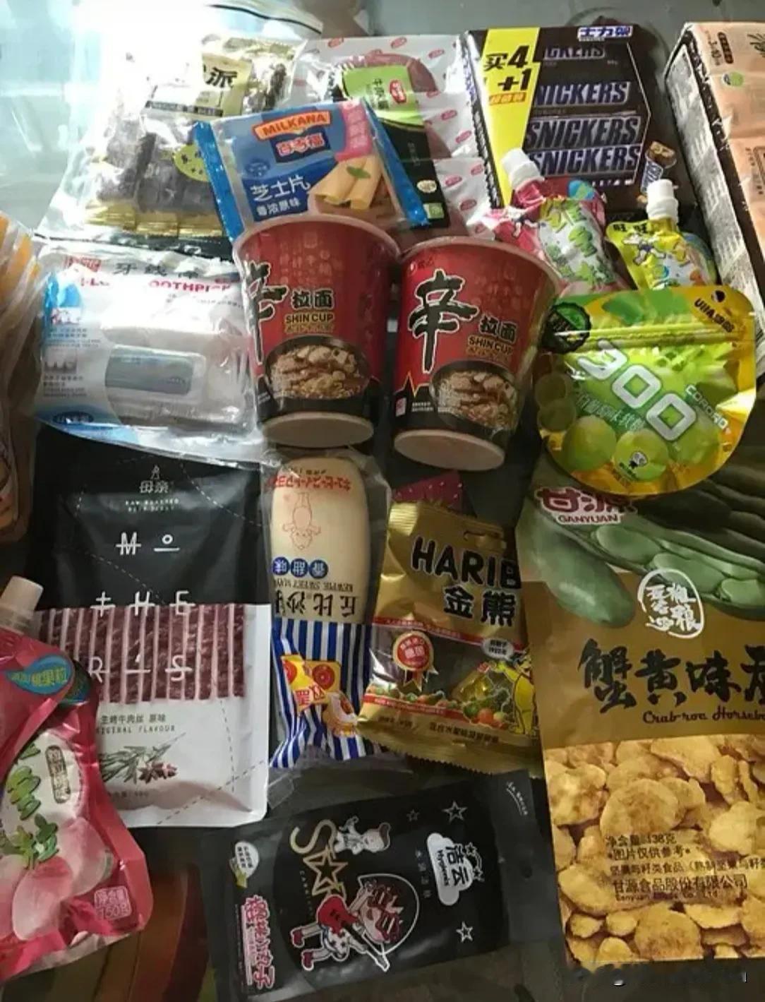 不知道大家发现没有？零食店，遍地开花！而且开得离学校越来越近。

挡不住的诱惑！