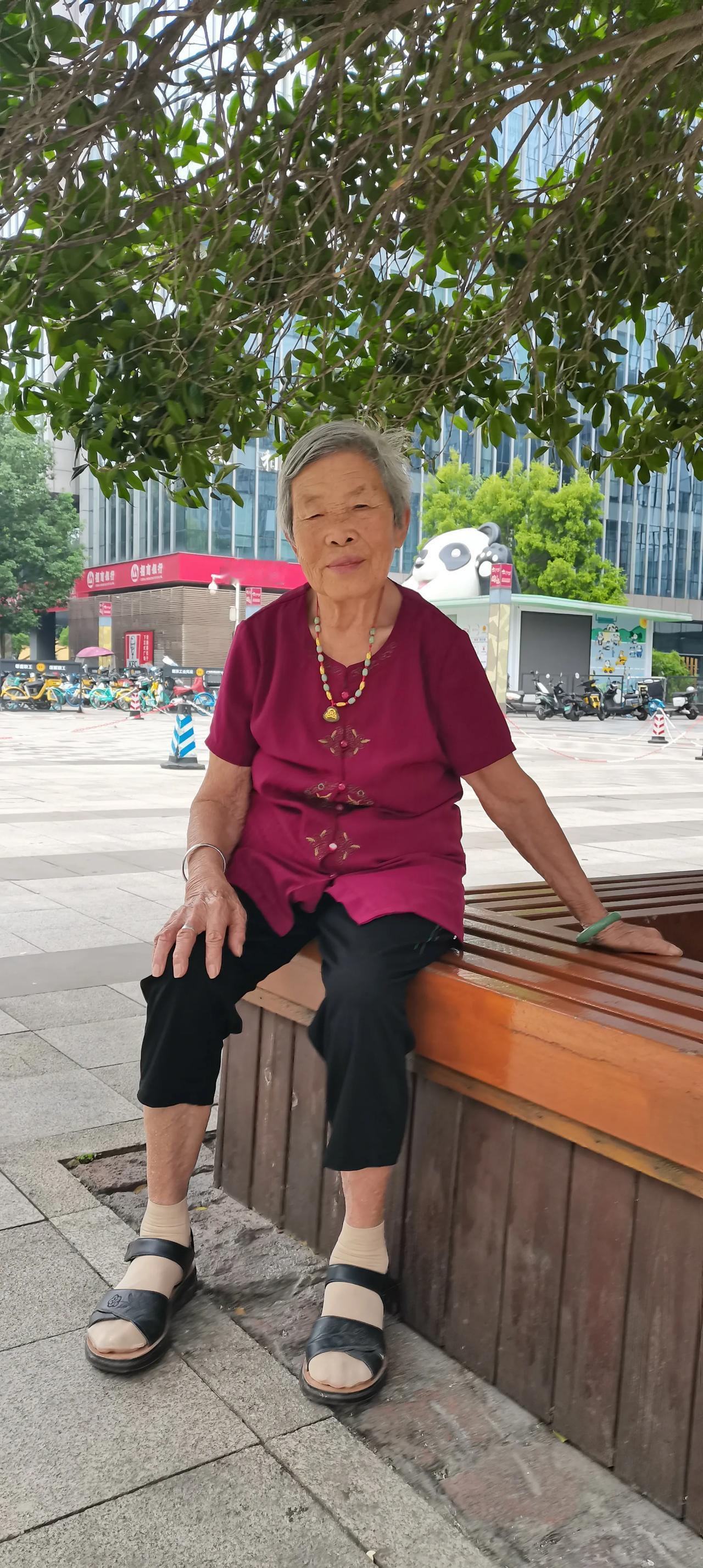#你上一次与母亲见面是什么时候?#上一次与母亲见面是9月底。本来在成都要住一段时