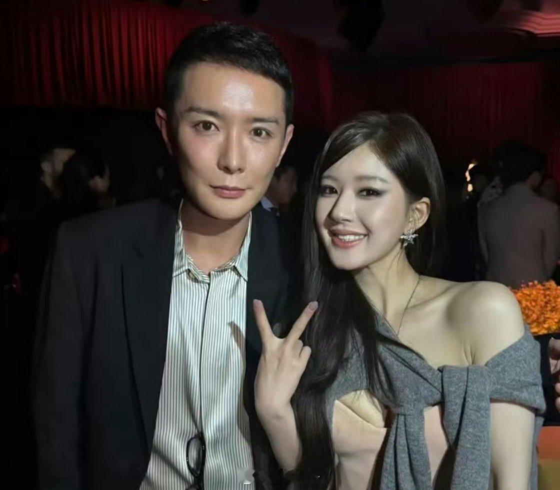 VOGUE晚宴大合影赵露思，刘冲演绎笑容转移，更红了就是有底气 