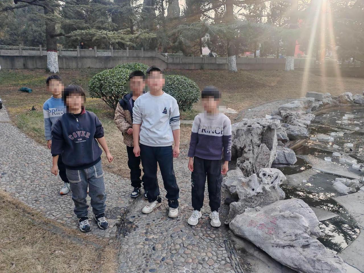 日前消防巡逻过程中在一公园小区湖边看到几名小学生在湖边玩冰，存在安全隐患，消防队