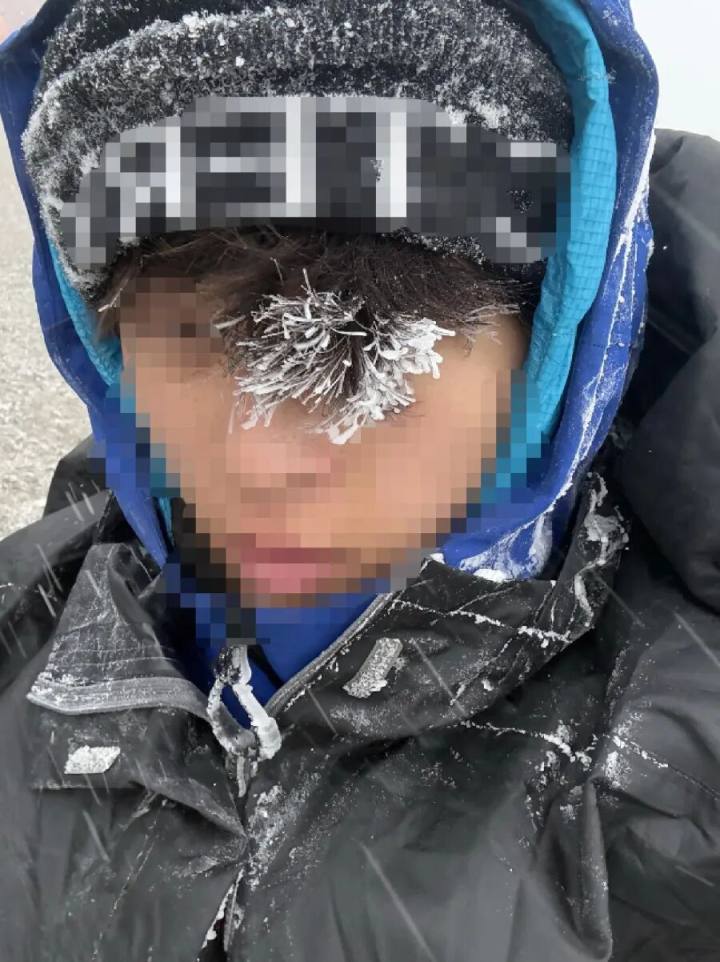 山西五台山突降风雪，风大到站不稳，被困游客表示不敢入睡“怕睡着了醒不过来”！还有亲历者称“差点失温”