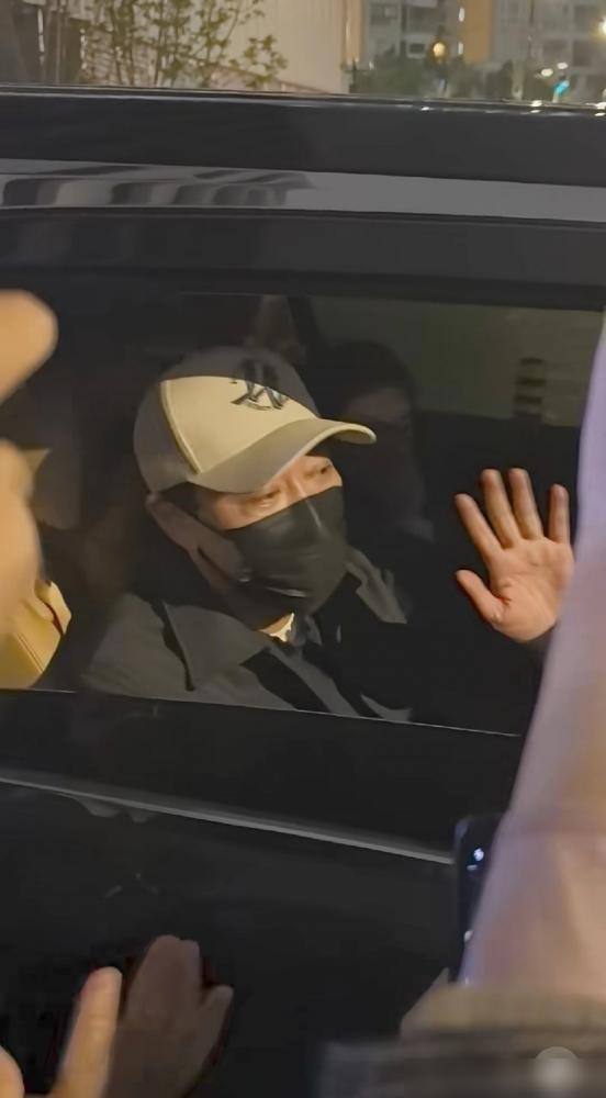 他站在台上念悼亡词，突然哽咽到念不下去。台下观众发现，这位演苏轼的演员，自己的妻