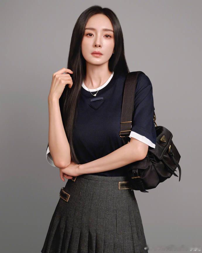 Prada宣布杨幂为代言人杨幂prada造型 杨幂成为 Prada 全球代言人，