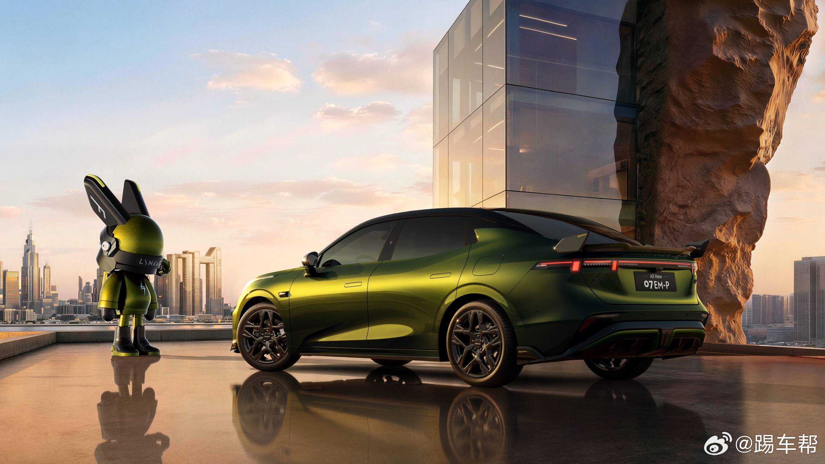 领克07碳纤维尾翼版带感登场 碳纤维尾翼、鎏光金车色、运动风格座椅、熏黑运动轮毂