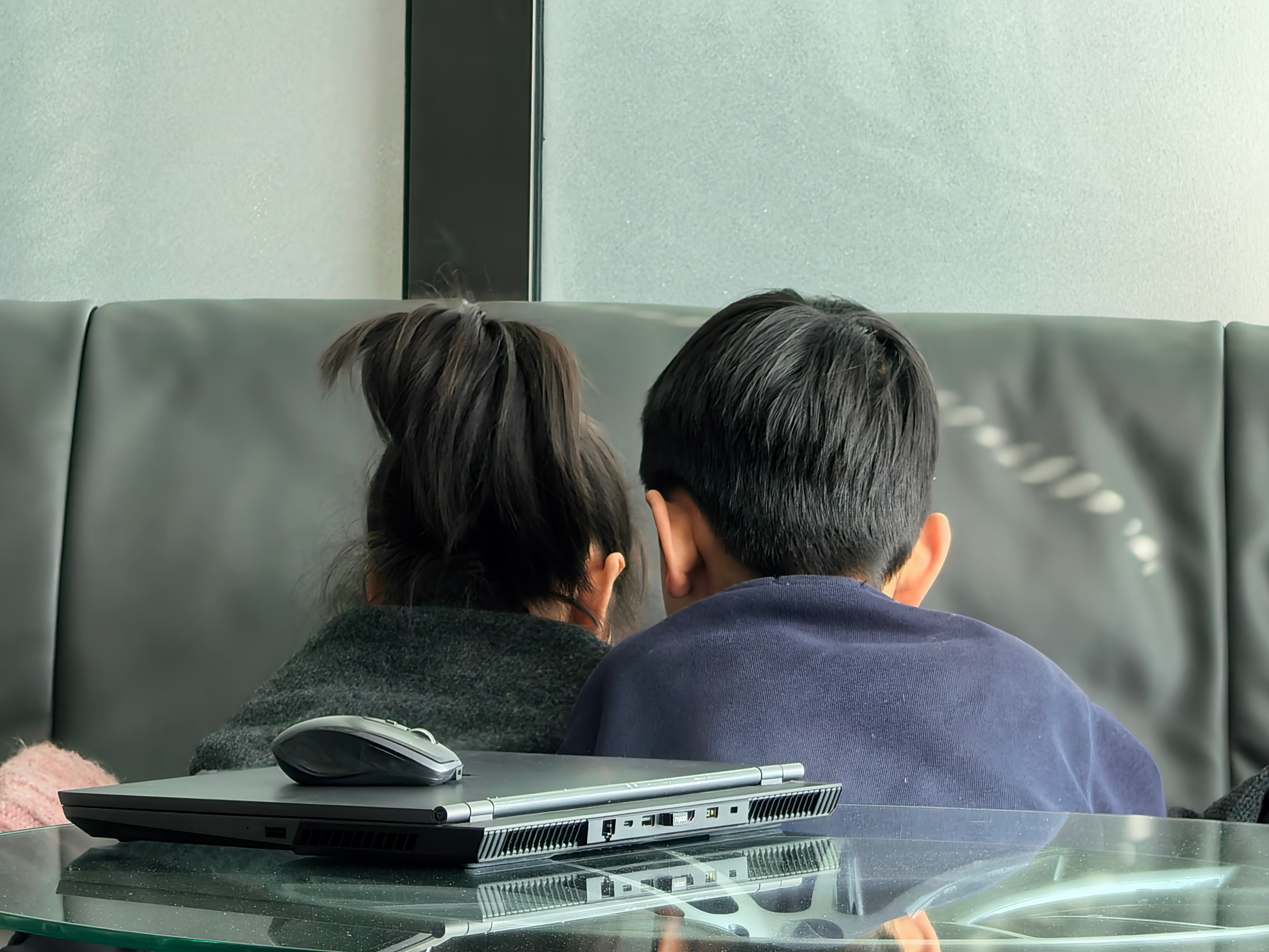 二胎家庭的老二天生求生欲更强真真的，一点毛病没有哥哥买把枪，妹妹也必须要，即便她