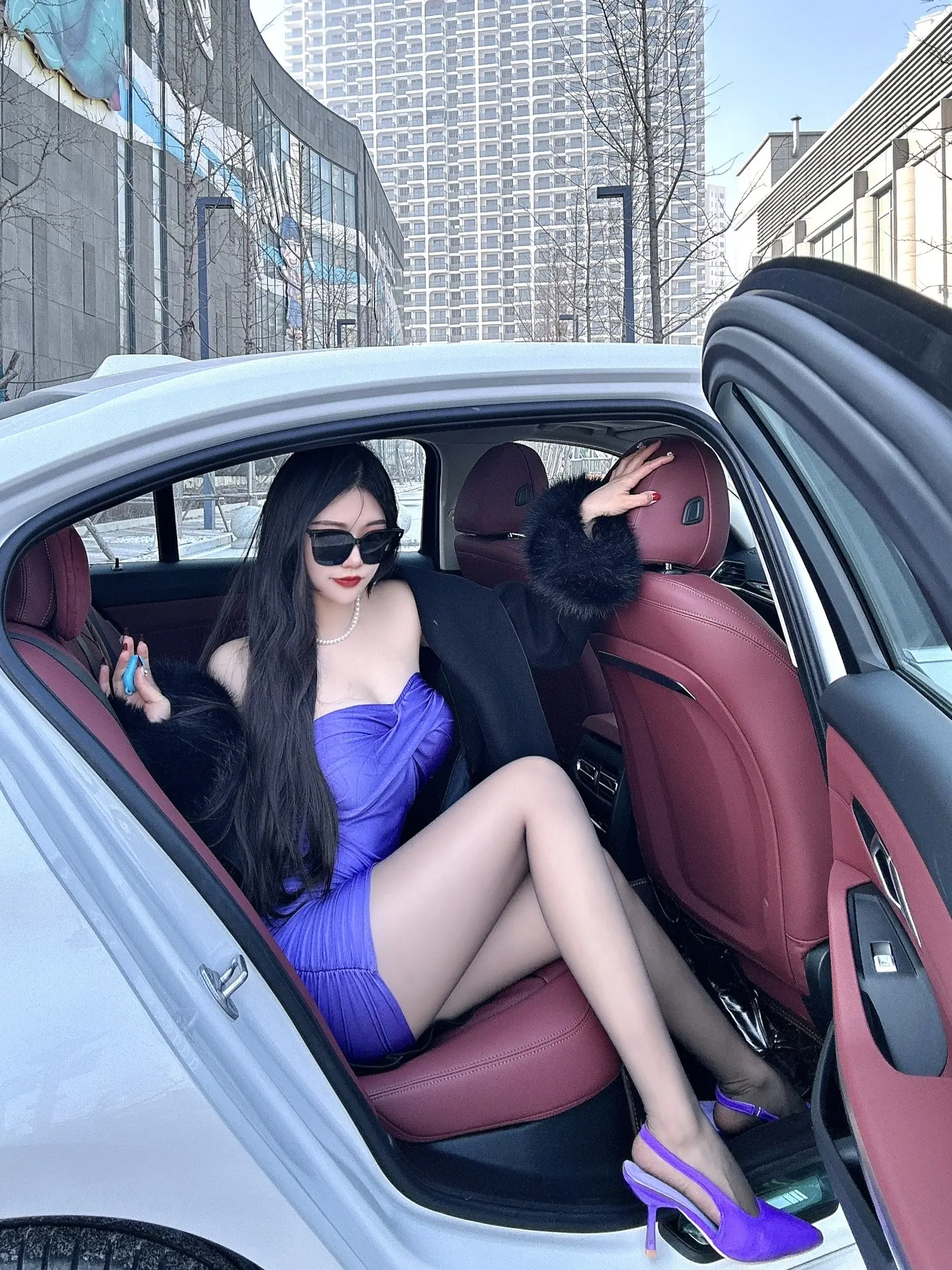 到时候你来鲅鱼圈 我白天带你去海边抓鲅鱼 晚上带你去月亮湖跳广场舞 咱俩幸福就完事了