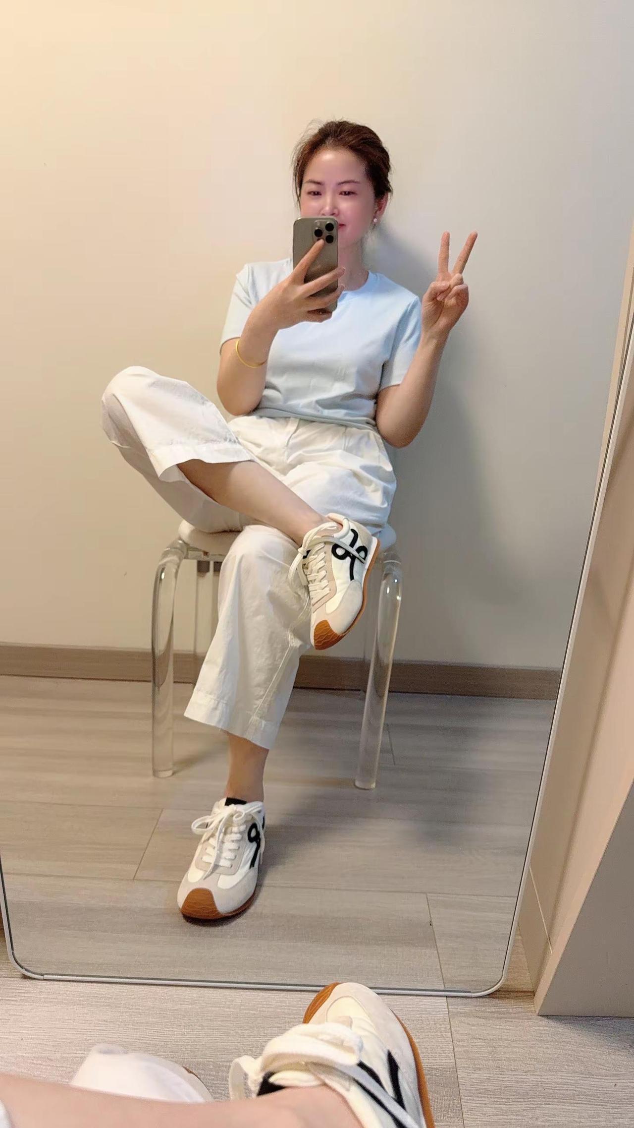 @原歌时装 原歌家马卡龙色系圆领T恤，搭配原歌家白色八分裤、这一套太清新了 爱惨