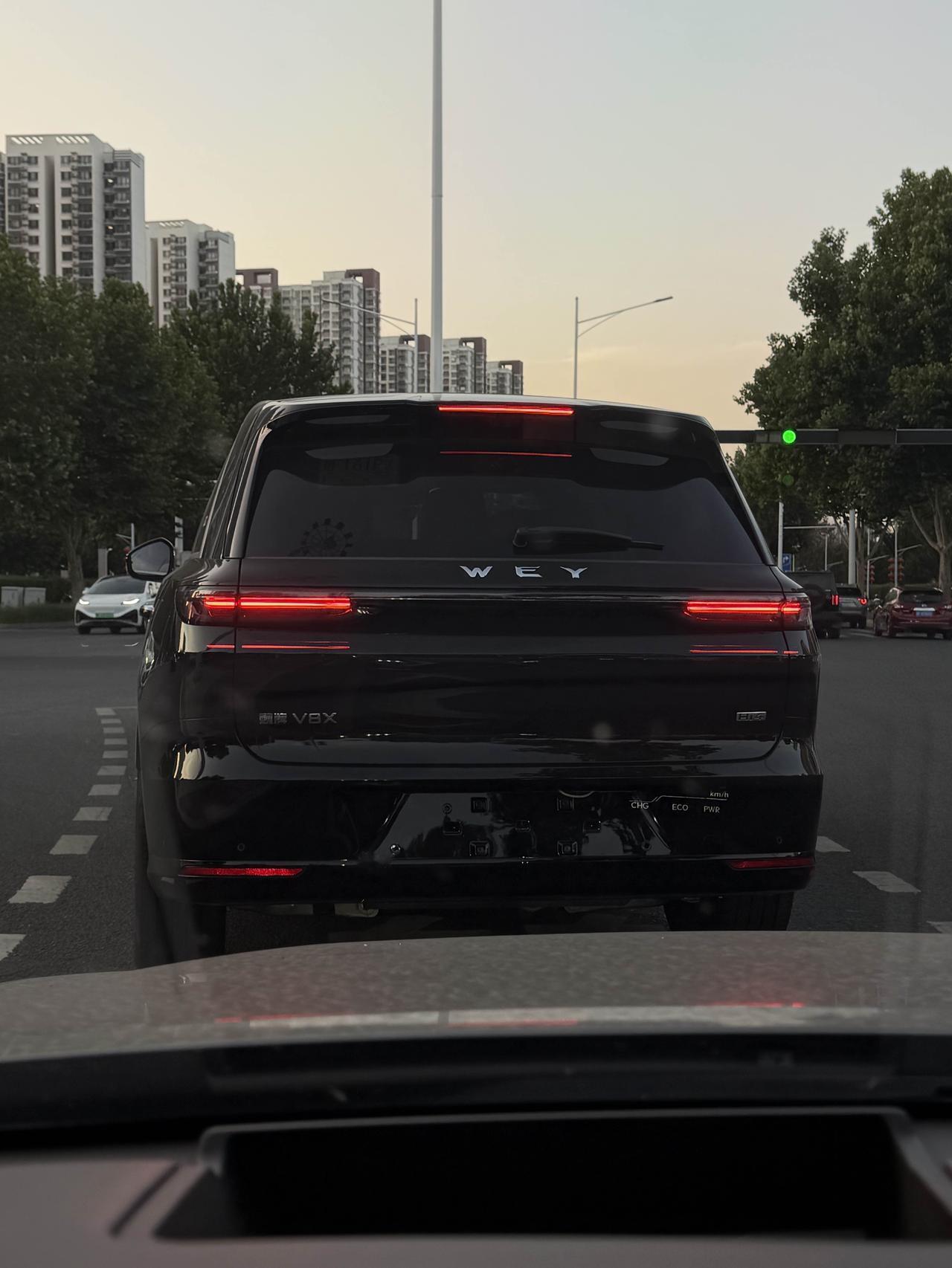 魏牌V8X这个尾部看起来更协调更高级，[呲牙]魏牌V8X
