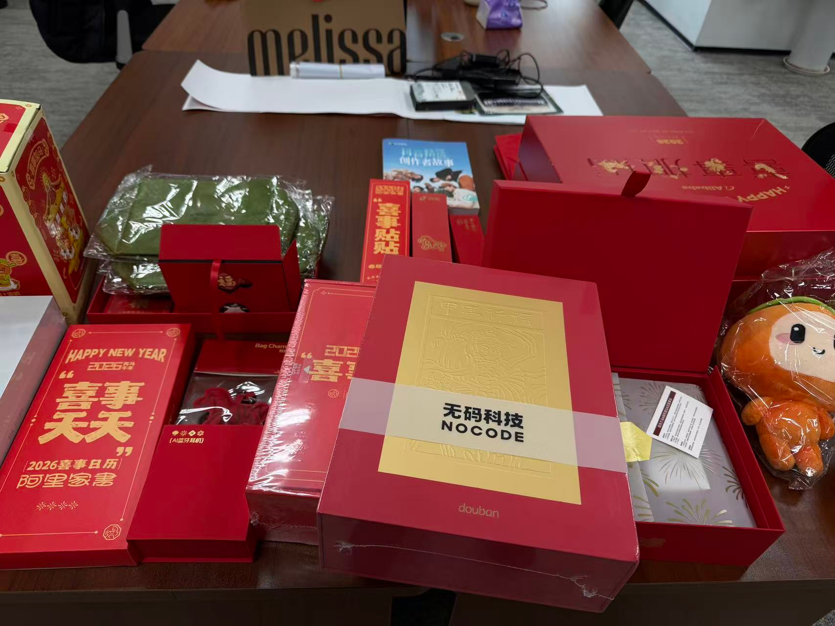 收到冯厂长（ ）的礼包，加上之前给同志们抽奖的12份礼包，这会有积攒了将近10份