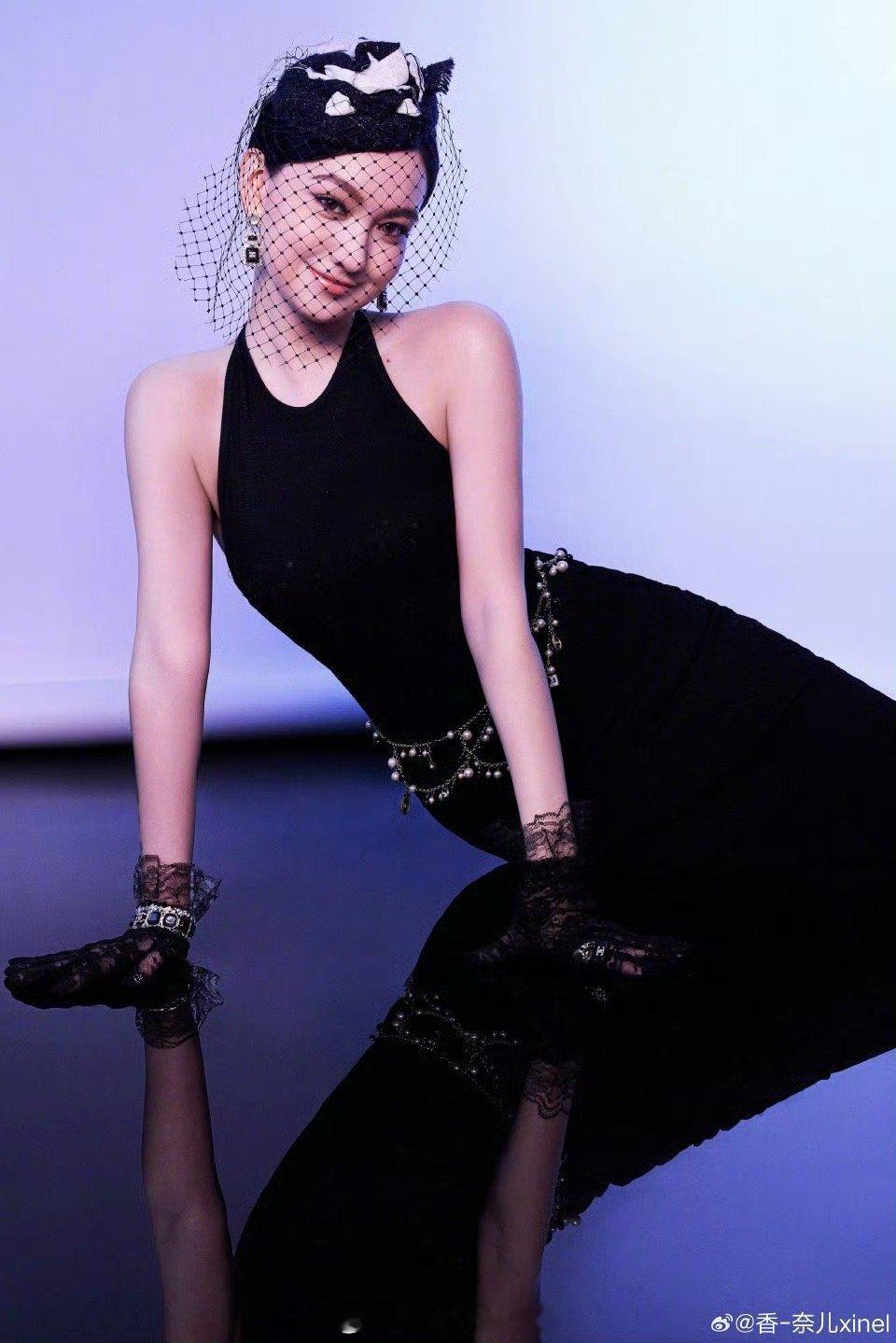香奈儿半裸背 香奈儿的微博音乐盛典造型太会了！半裸背长裙简约又高级，裸背设计是点
