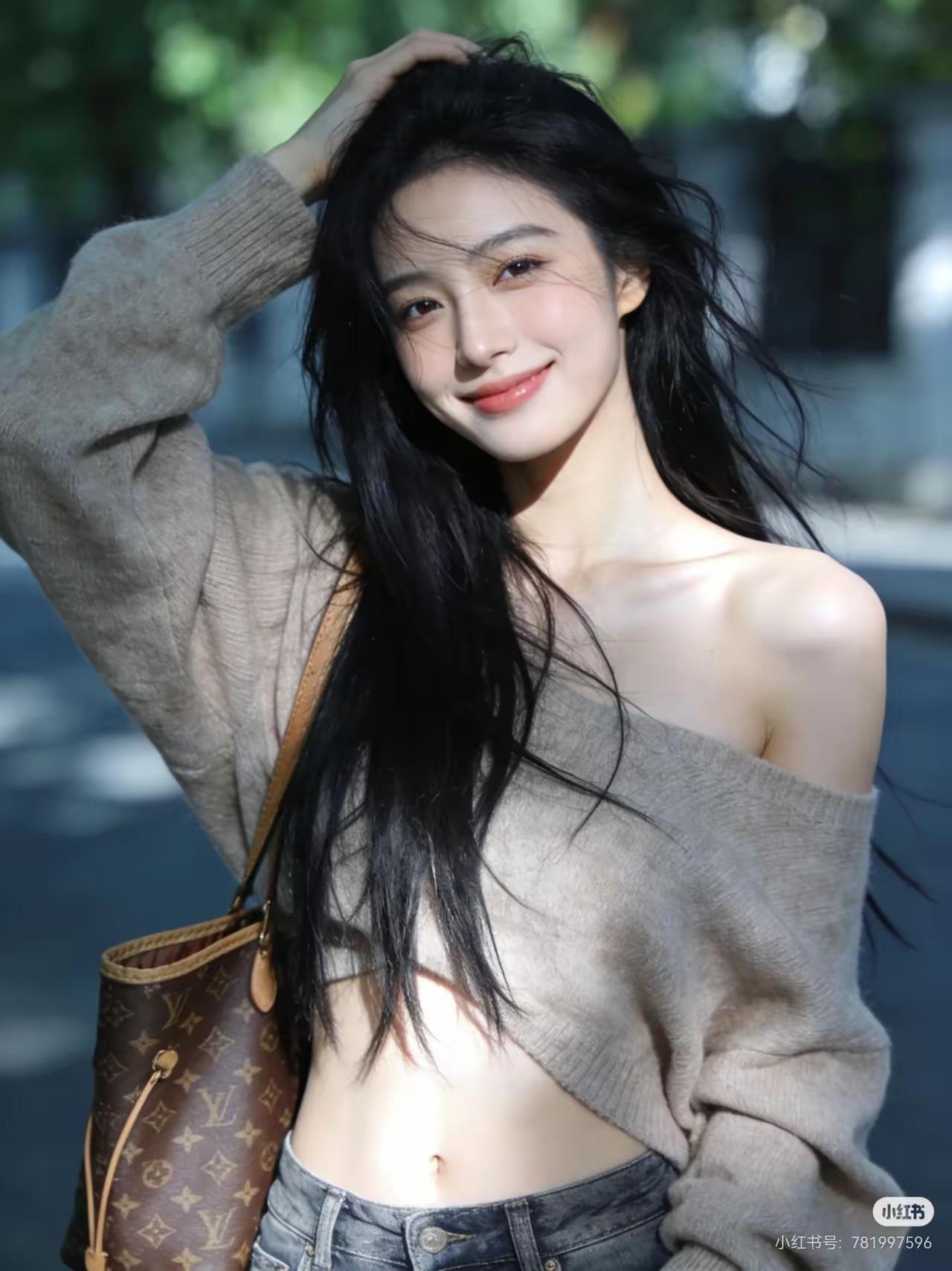 阳光下的甜美少女，笑容如春风般温暖