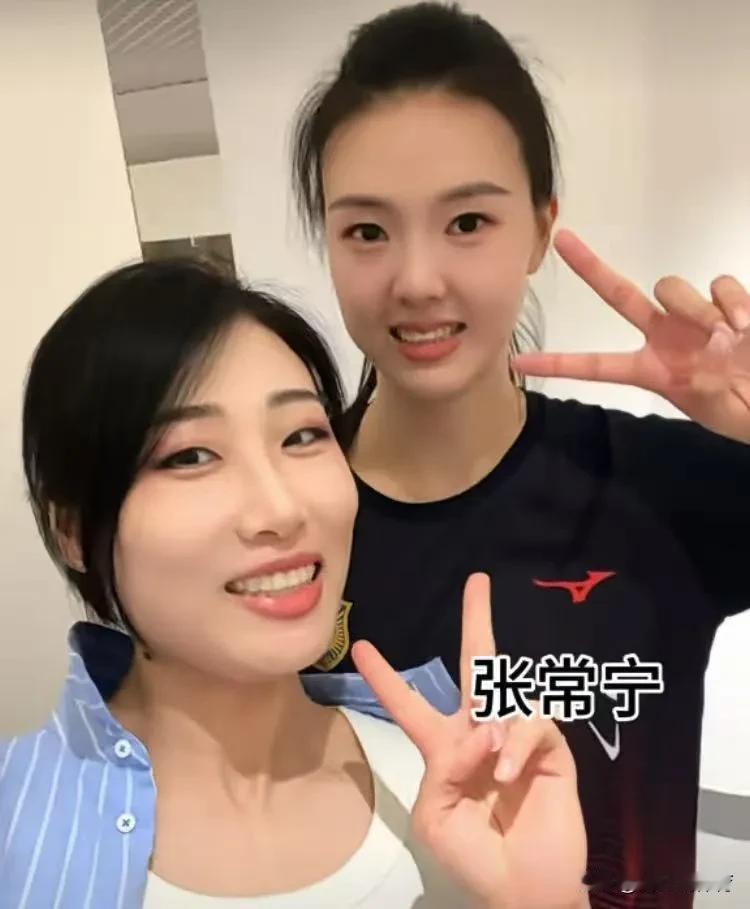 江苏女排队长张常宁和国家队室友刘晏含在全锦赛相遇，在广东定居的刘晏含虽然没有参赛