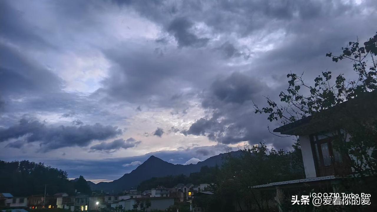 李贺这想象太绝了，王安石还质疑过“方黑云压城，岂有向日之甲光”，但这或许就是诗鬼