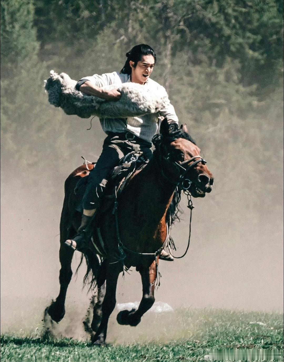 马年才是于适的主场于适马年回家乡过年专业对口专业完全对口！高举国旗的骑手回家，策