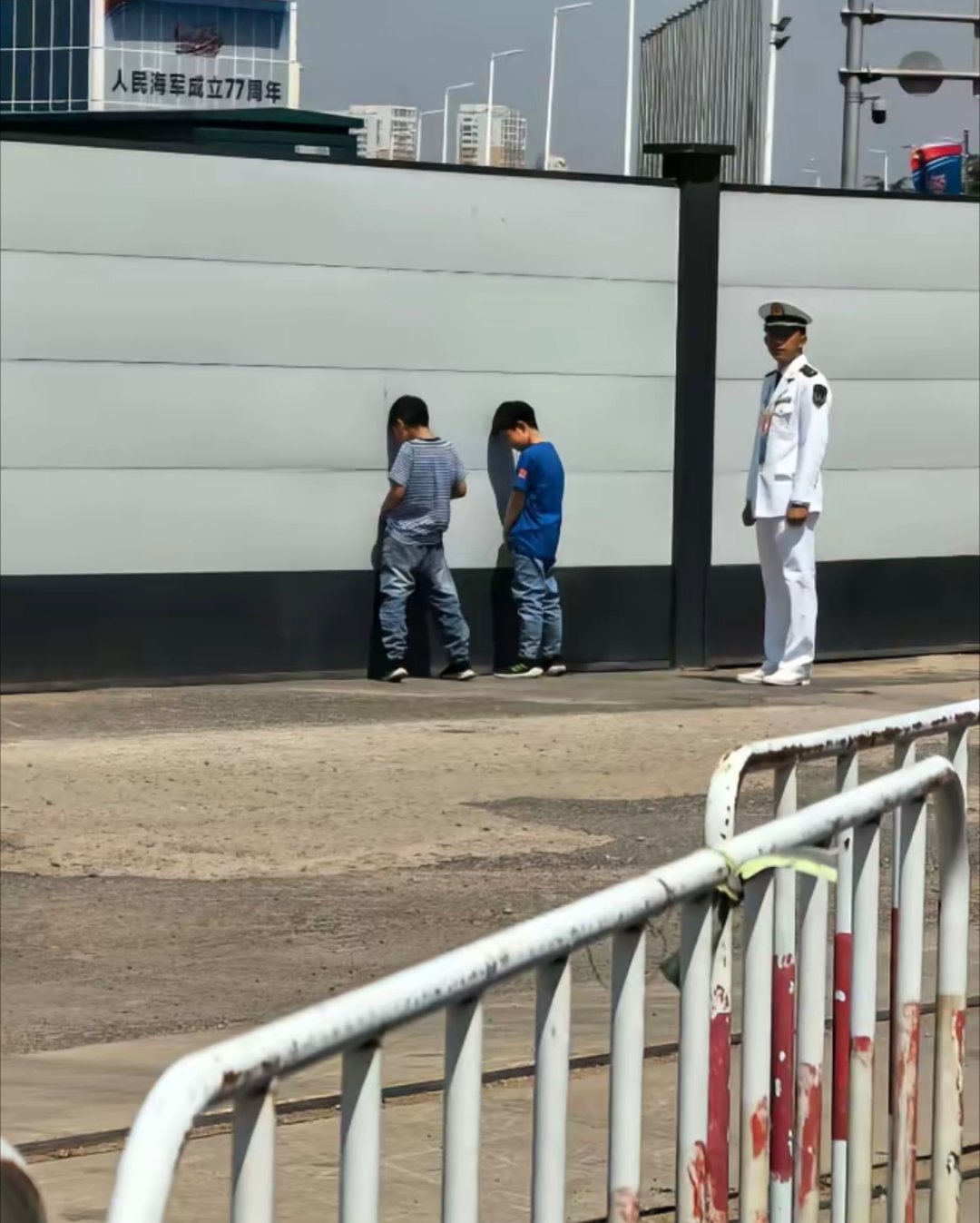 这是和稚子问核一样的名场面吧？网友：童子尿辟邪，以后咱们的战舰所向披靡！