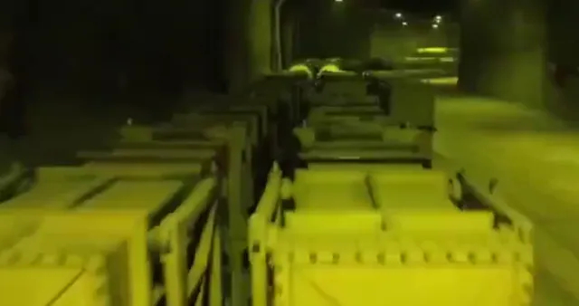 【第78波打击！特朗普释放和谈，伊朗压根不上当，导弹炸毁美基地】美伊开战25天，